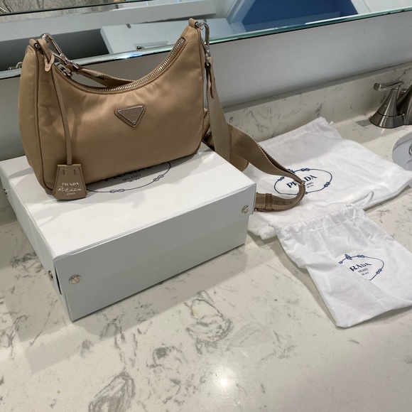 ‼️ SOLD ‼️Prada re-edition nylon cross body bag - Picture 2 of 15